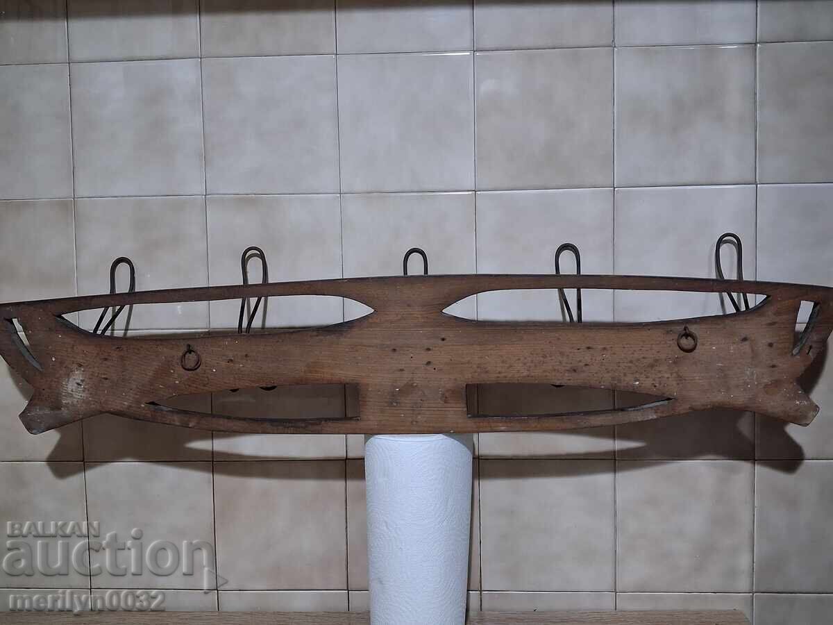 Παράδοση Παλιά κρεμάστρα πρωτόγονη ξύλο σφυρήλατο σίδερο