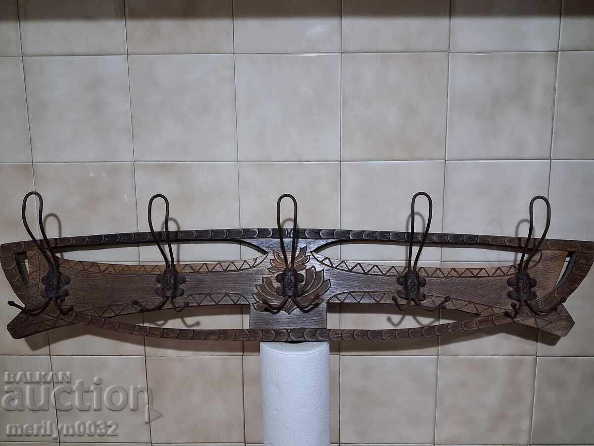 Παλιά κρεμάστρα πρωτόγονη ξύλο σφυρήλατο σίδερο