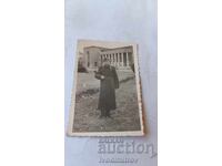 Fotografie Pleven Soldat în fața Clubului Ofițerilor 1955