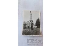 Снимка Русе Трима мъже пред паметника на Свободата