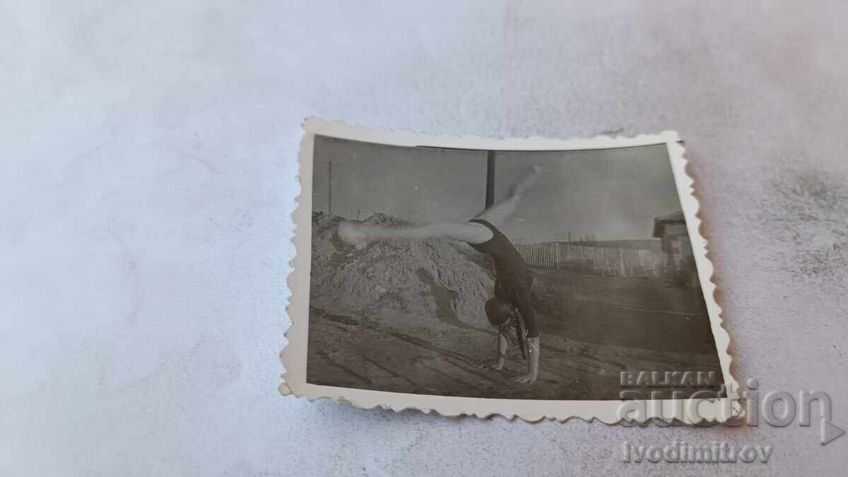 Fotografie tânără fată stând în mâini Fotografie tânără fată stând în mâini