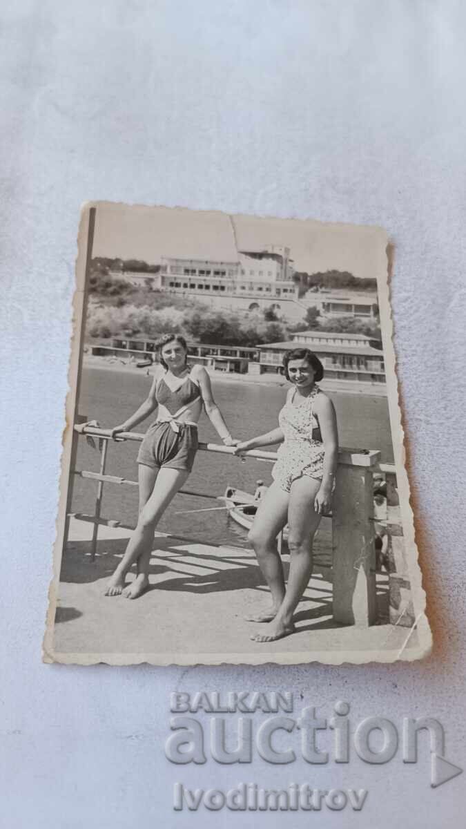 Fotografie Burgas Două fete tinere pe debarcader