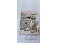 Снимка Бургасъ Две млади момичета на пристана