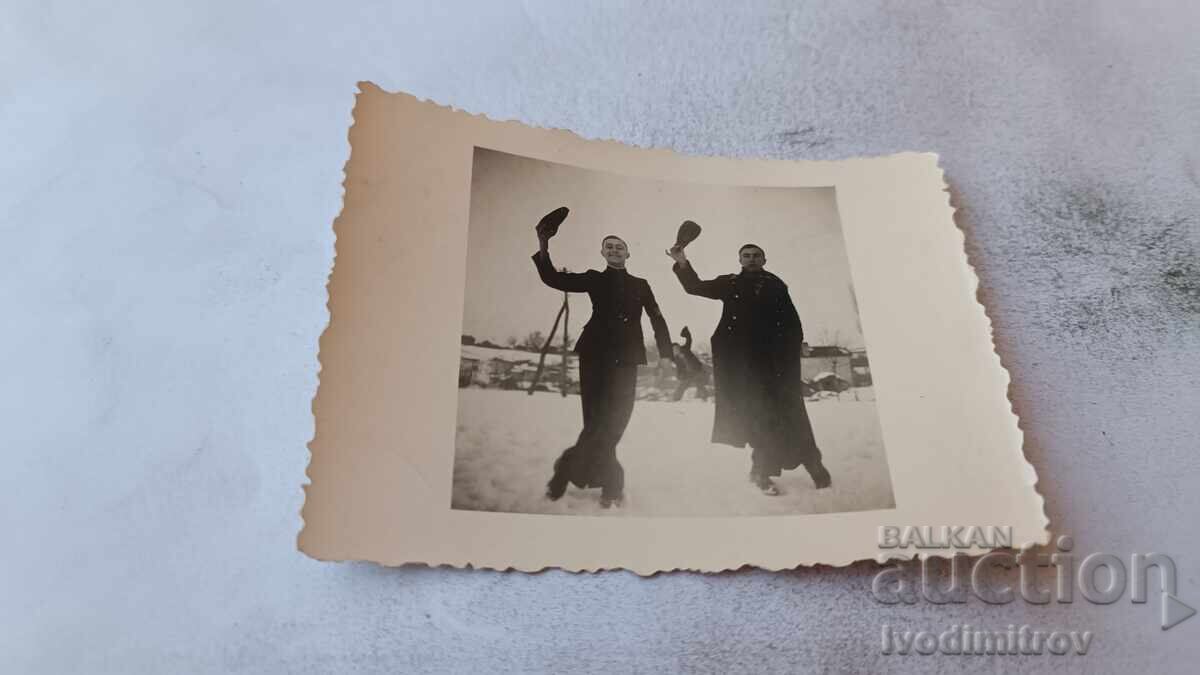 Снимка Ломъ Двама младежи през зимата 1938