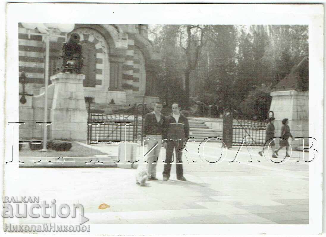 MICĂ FOTOGRAFIE VECHE PLEVEN CENTRUL DIN FAȚA MAUZOLEULUI J541