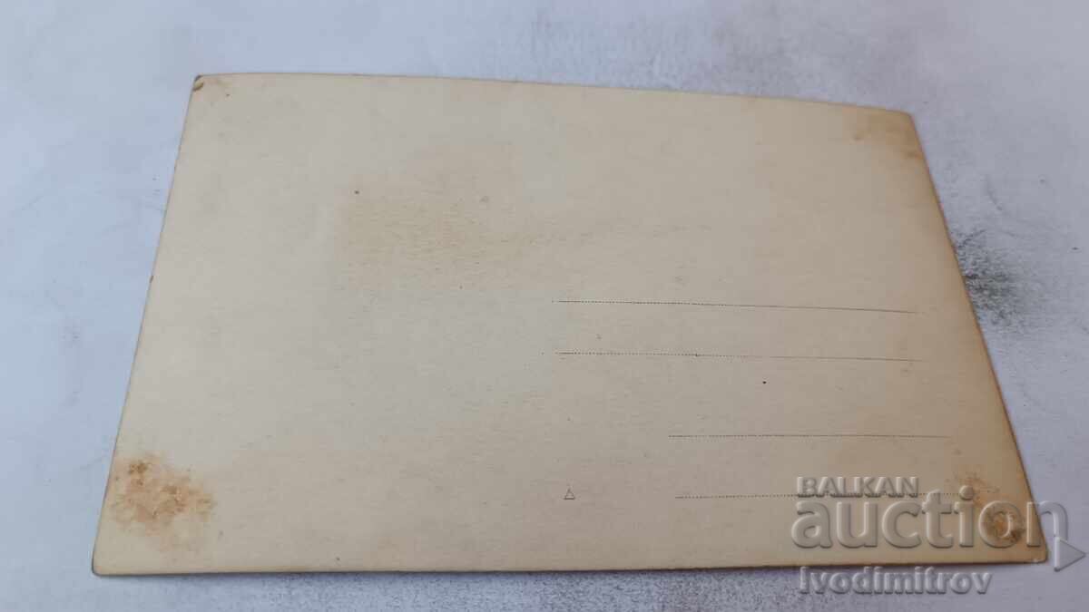 Φωτογραφία Τρία νεαρά κορίτσια σε σιδηροδρομική γέφυρα με τιμή € 1.18 | 2.31 BGN Φωτογραφία Τρία νεαρά κορίτσια σε σιδηροδρομική γέφυρα με τιμή € 1.18 | 2.31 BGN