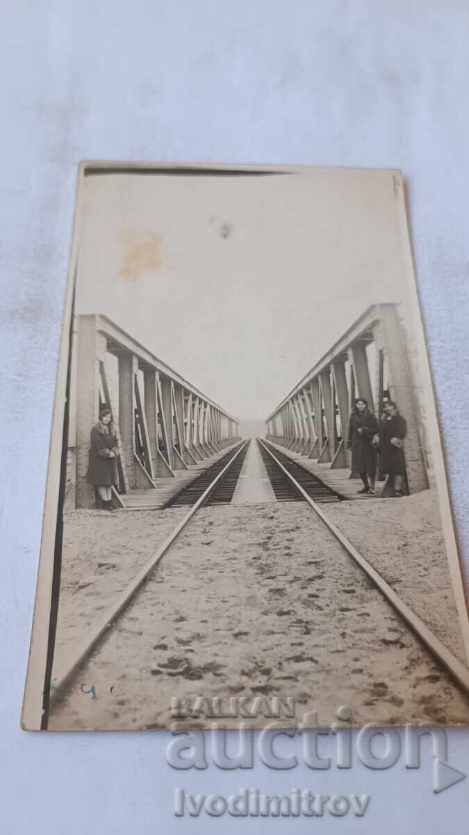 Φωτογραφία Τρία νεαρά κορίτσια σε σιδηροδρομική γέφυρα Φωτογραφία Τρία νεαρά κορίτσια σε σιδηροδρομική γέφυρα