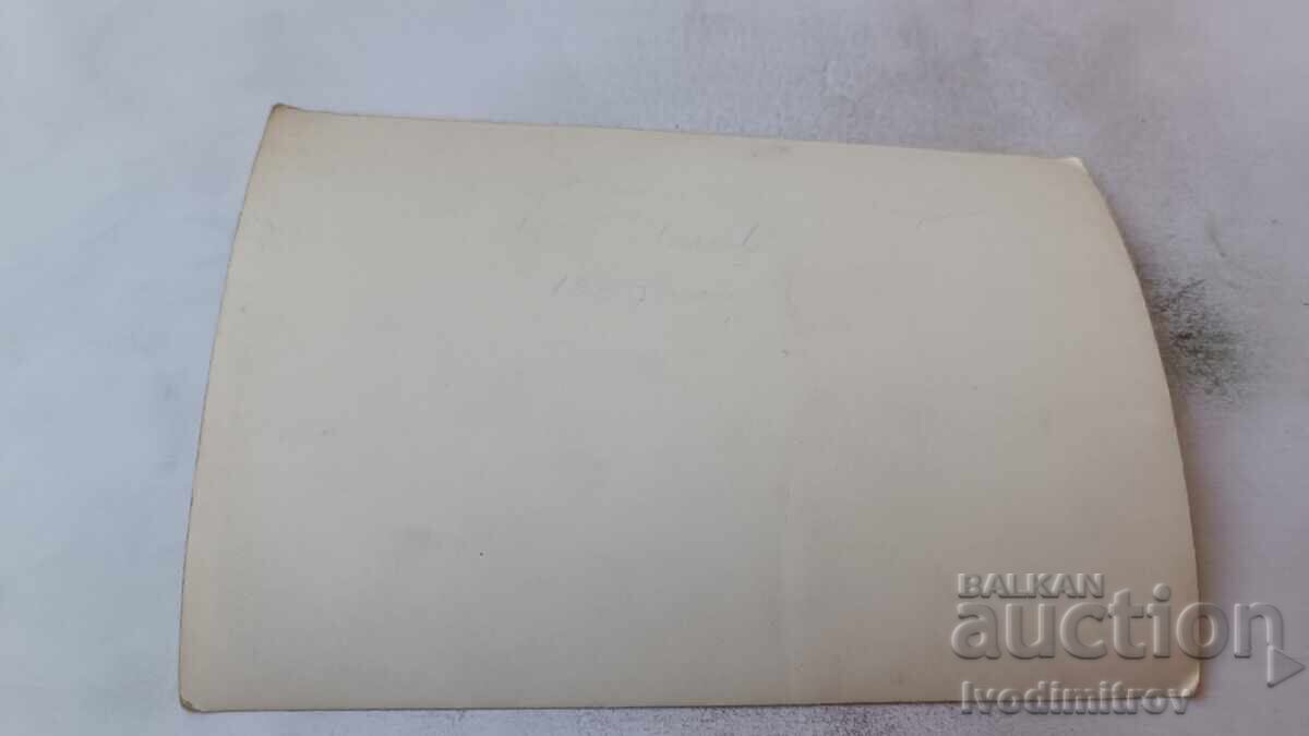 Fotografie tineri și tinere pe o grămadă de cărămizi simple cu preț € 0.74 | 1.45 BGN