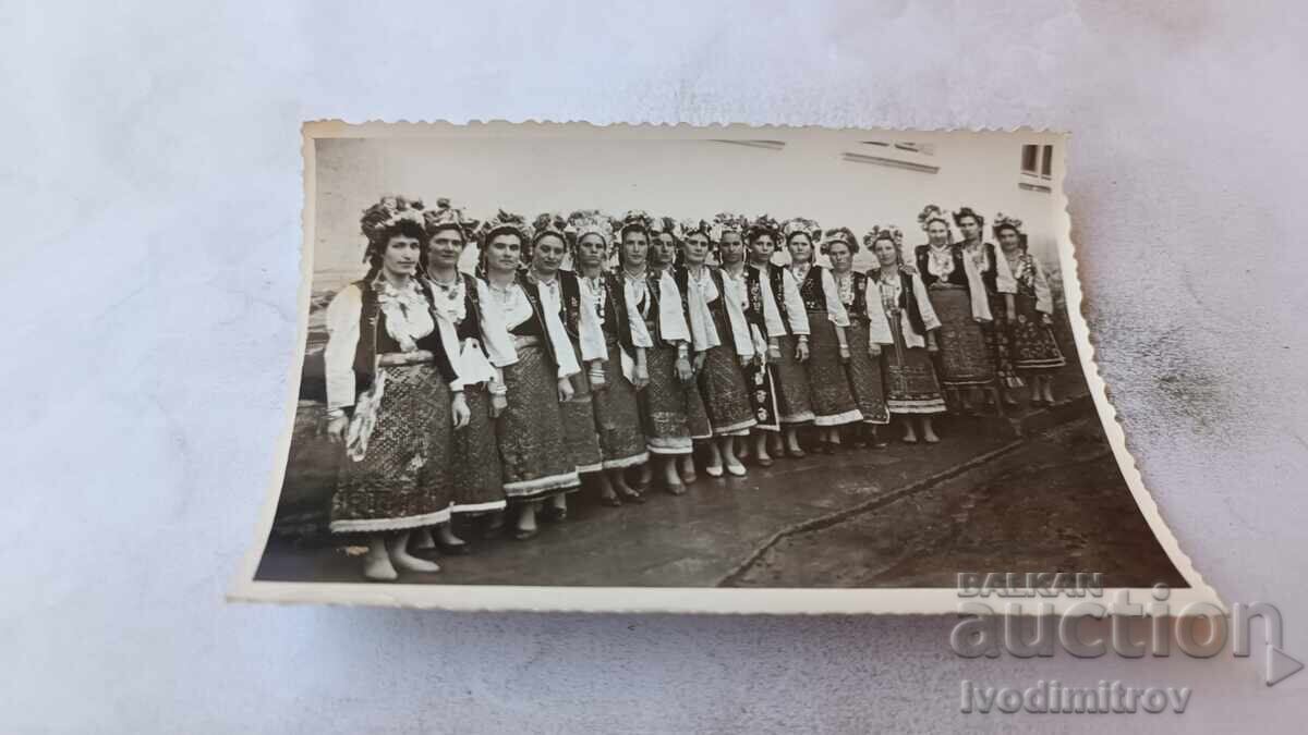 Φωτογραφία Αντίμοβο Γυναίκες με παραδοσιακές φορεσιές 1949