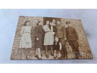 Fotografie ofițer soldat femei și copii