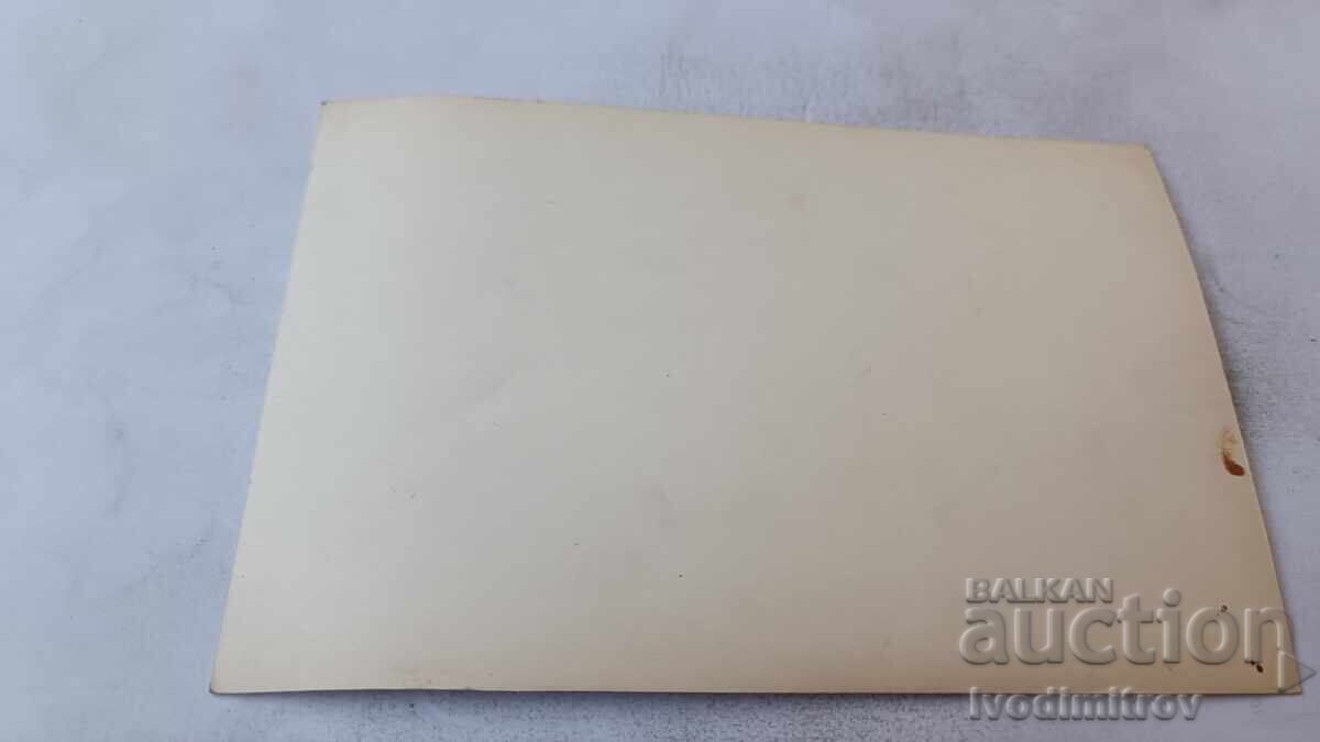 Fotografie Fetiță urcată pe o piatră mare cu preț € 1.17 | 2.29 BGN