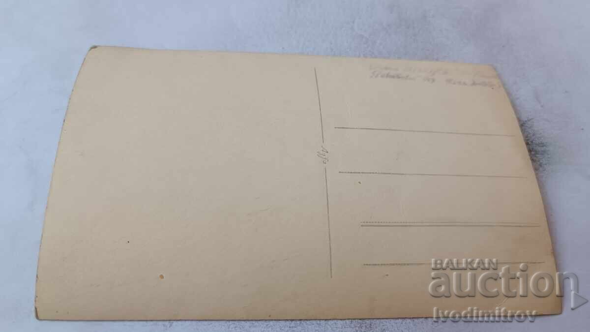 Снимка Момиченце седнало на стол с цена € 1.17 | 2.29 лв.