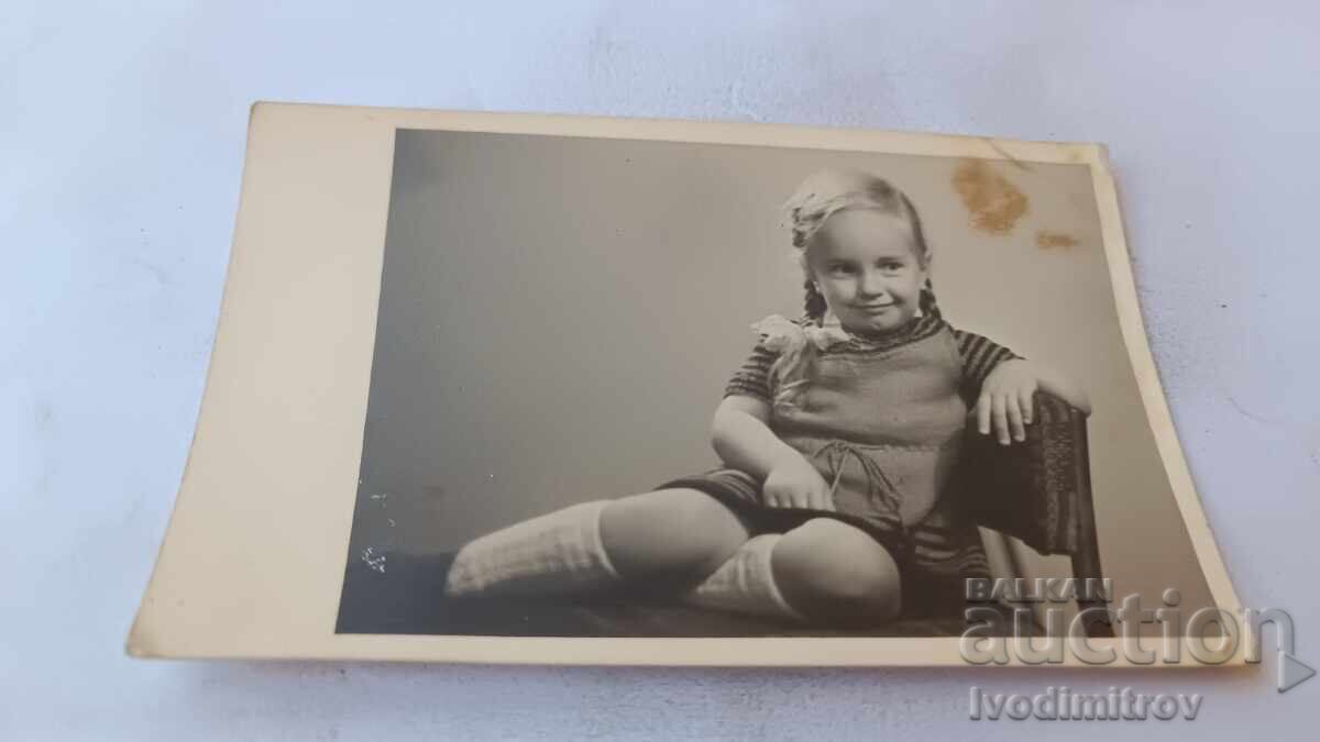 Снимка Момиченце седнало на стол