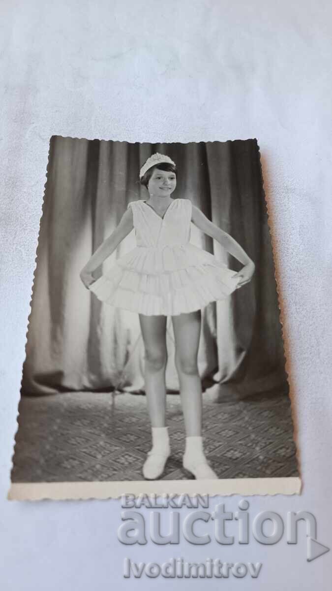 Fotografie Fetiță în rochiță albă Fotografie Fetiță în rochiță albă