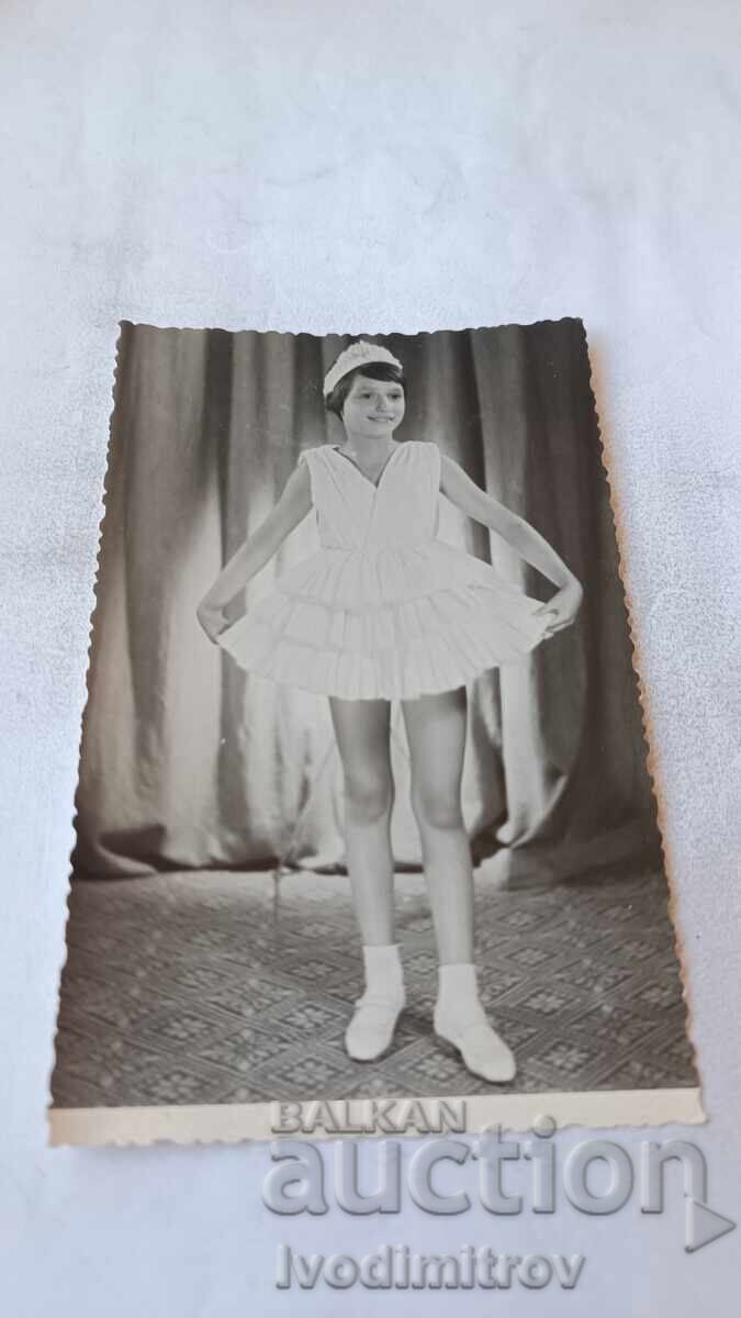 Fotografie Fetiță în rochiță albă