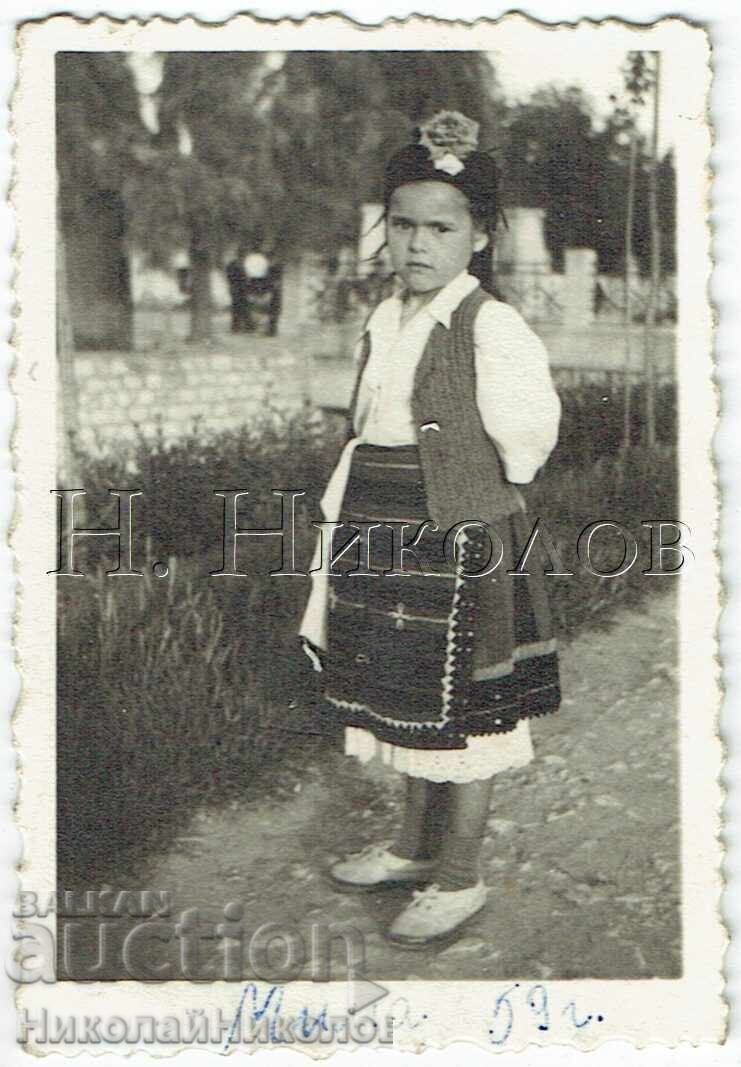 1959 ΜΙΚΡΗ ΠΑΛΙΑ ΦΩΤΟΓΡΑΦΙΑ ΜΙΜΑ ΑΠΟ ΤΟ ΠΛΕΒΕΝ ΜΕ ΠΑΡΑΔΟΣΙΑΚΗ ΦΟΡΕΣΙΑ ZH545