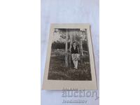 Fotografie Dupnița Fată tânără sprijinită de pini 1931