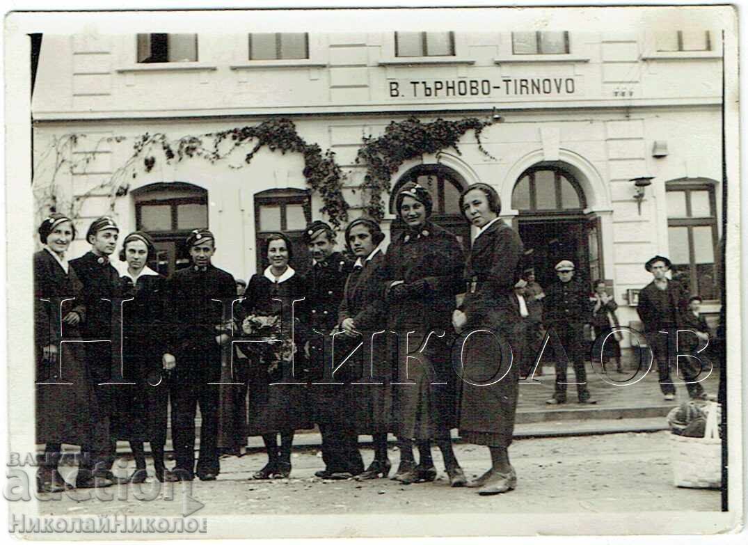 SMALL OLD PHOTO OF HIGH SCHOOL STUDENTS AT VELIKO TARNOVO RAILWAY STATION J547 SMALL OLD PHOTO OF HIGH SCHOOL STUDENTS AT VELIKO TARNOVO RAILWAY STATION J547