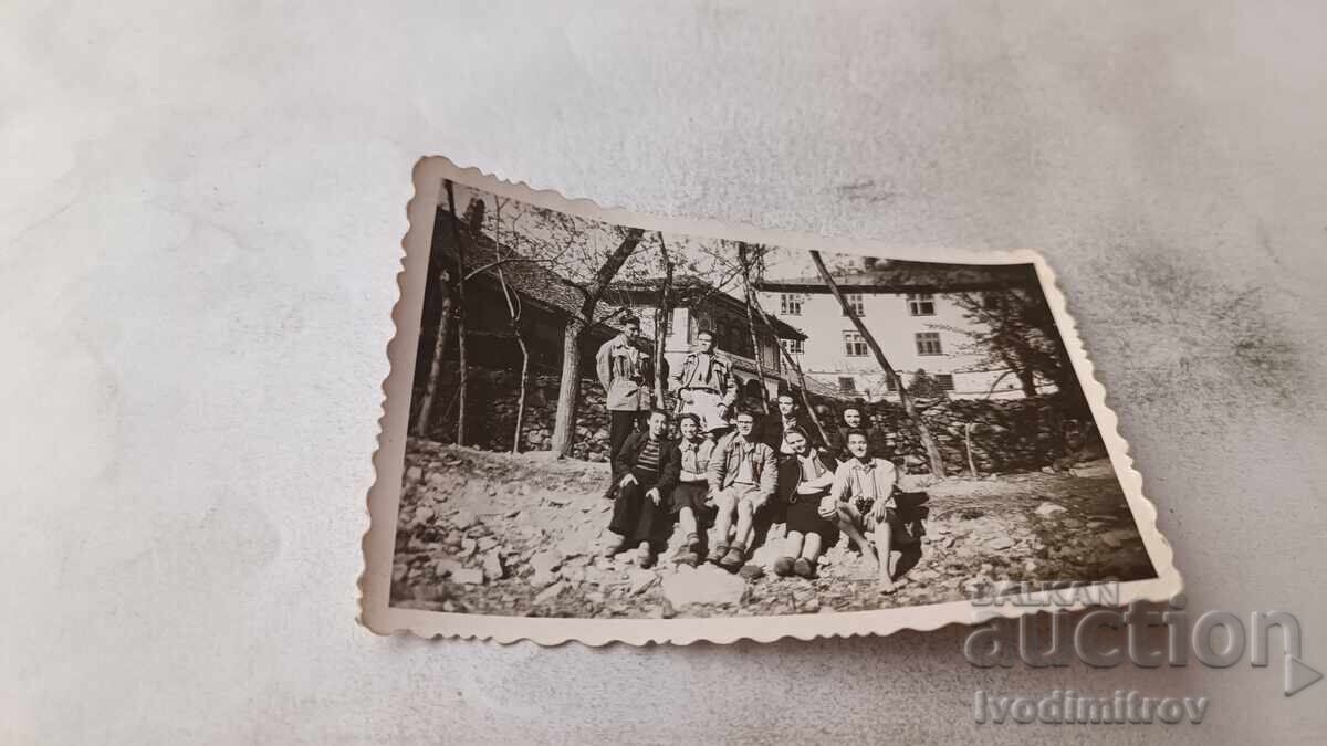 Stara Planina, tineri și tinere în fața mănăstirii Cele 7 Tronuri Stara Planina, tineri și tinere în fața mănăstirii Cele 7 Tronuri