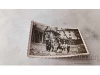 Σ-κα Στάρα πλανίνα Νέοι και νέες μπροστά από τη μονή των 7 θρόνων