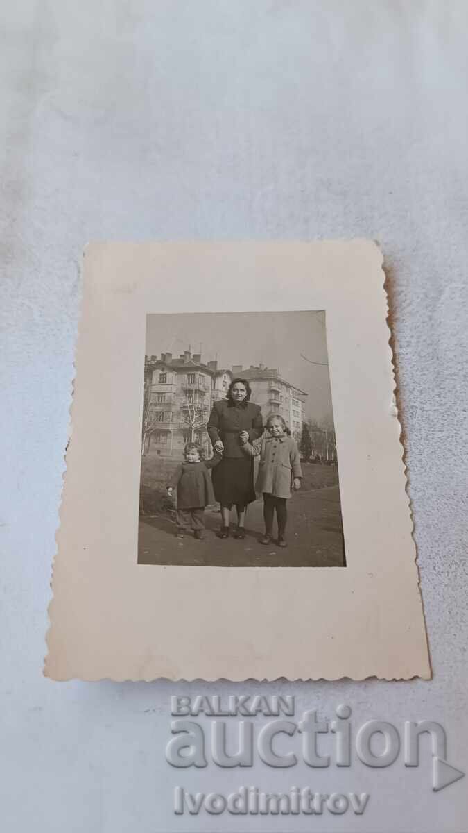 Photo Sofia Woman and two little girls on a walk Photo Sofia Woman and two little girls on a walk