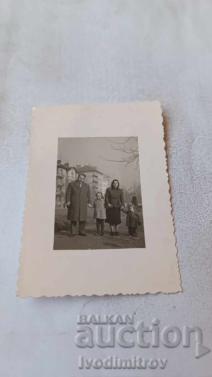 Ședință foto Sofia Bărbat femeie și două fetițe la plimbare Ședință foto Sofia Bărbat femeie și două fetițe la plimbare