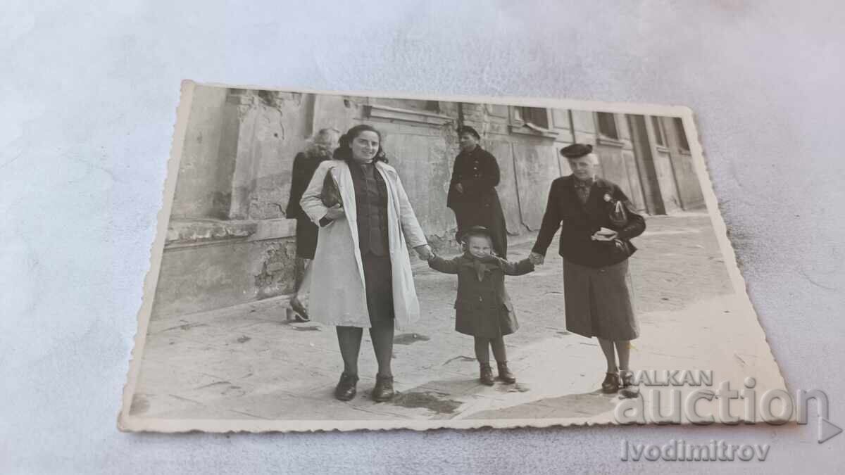 Fotografie Sofia Două femei și o fetiță pe stradă