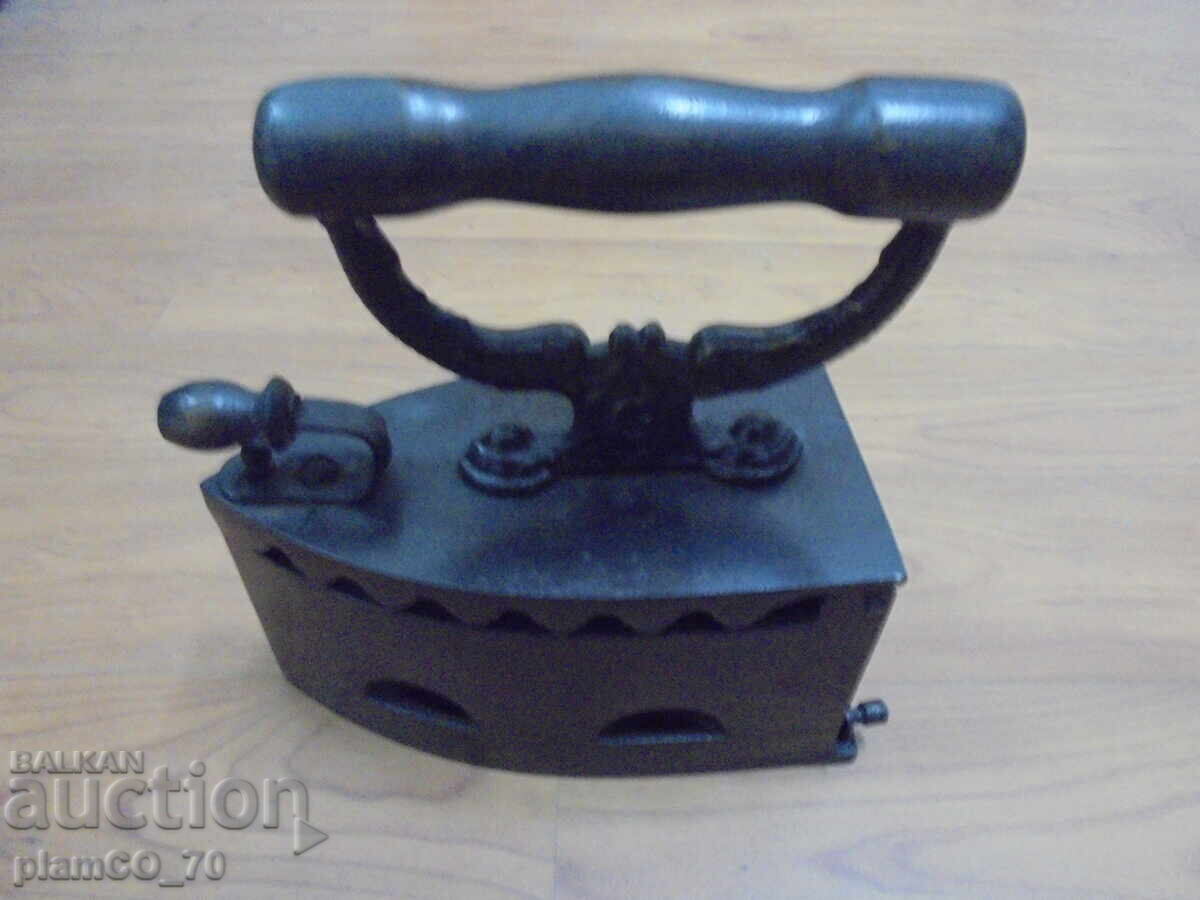 No. 8564 Antique charcoal iron with internal grate with price € 34.90 | 68.26 BGN
