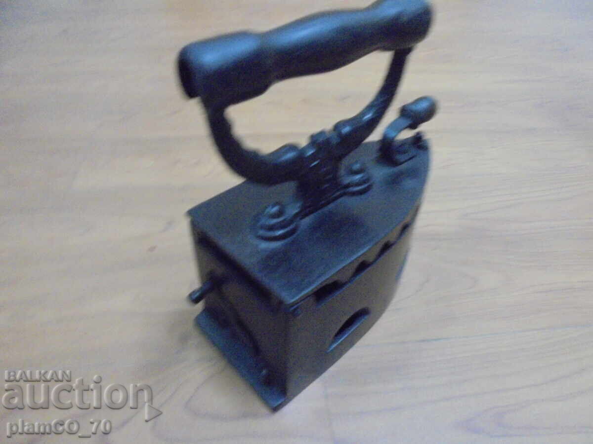 No. 8564 Antique charcoal iron with internal grate - 5