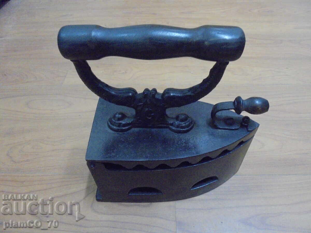 No. 8564 Antique charcoal iron with internal grate