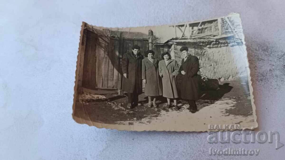 Снимка Юлиево Мъже и жени пред стара къща 1959 Снимка Юлиево Мъже и жени пред стара къща 1959