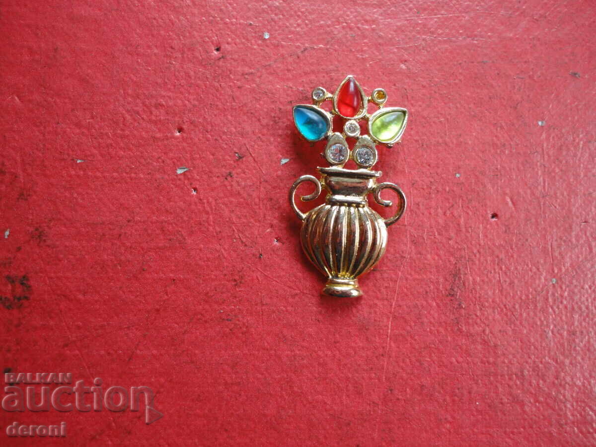 Επιχρυσωμένο μενταγιόν με πέτρες με τιμή € 5.00 | 9.78 BGN