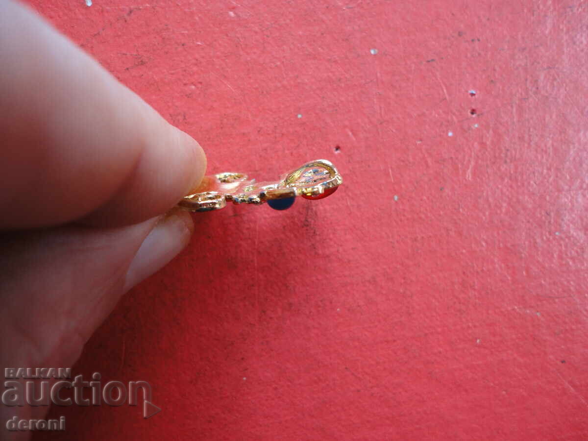 Παράδοση Επιχρυσωμένο μενταγιόν με πέτρες