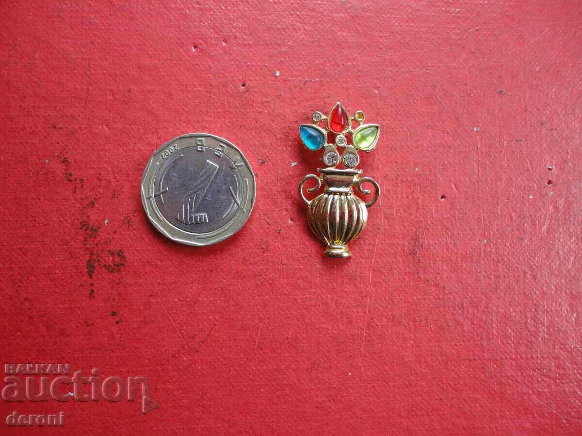 Επιχρυσωμένο μενταγιόν με πέτρες