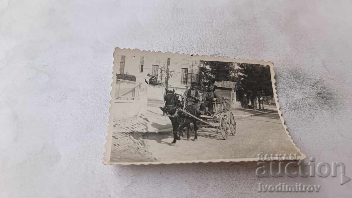Photo Sergeant and man with a cart on the street
