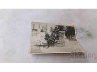 Φωτογραφία Λοχίας και άνδρας με κάρο στον δρόμο