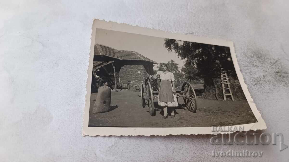 Photo Woman in the yard of a country house