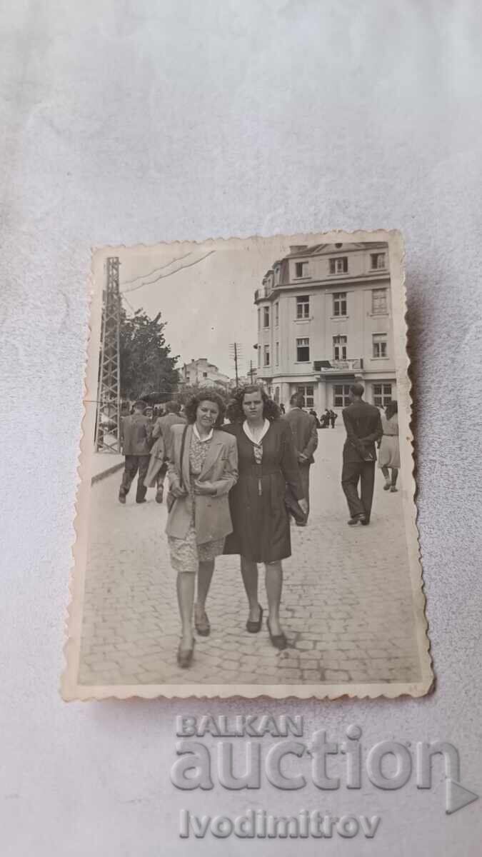 Fotografie Sofia Două fete tinere la plimbare Fotografie Sofia Două fete tinere la plimbare