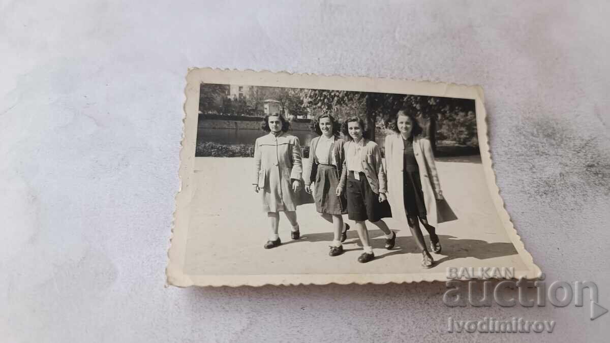 Fotografie Sofia Patru fete tinere la plimbare Fotografie Sofia Patru fete tinere la plimbare