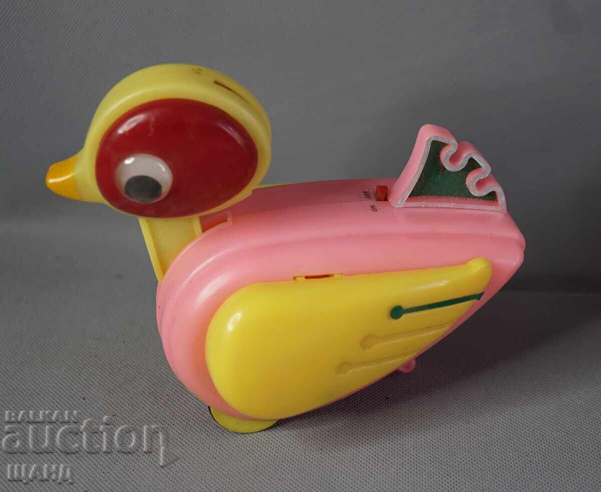 Jucărie chinezească veche din plastic, rață cu cutie cu preț € 6.45 | 12.62 BGN Jucărie chinezească veche din plastic, rață cu cutie cu preț € 6.45 | 12.62 BGN