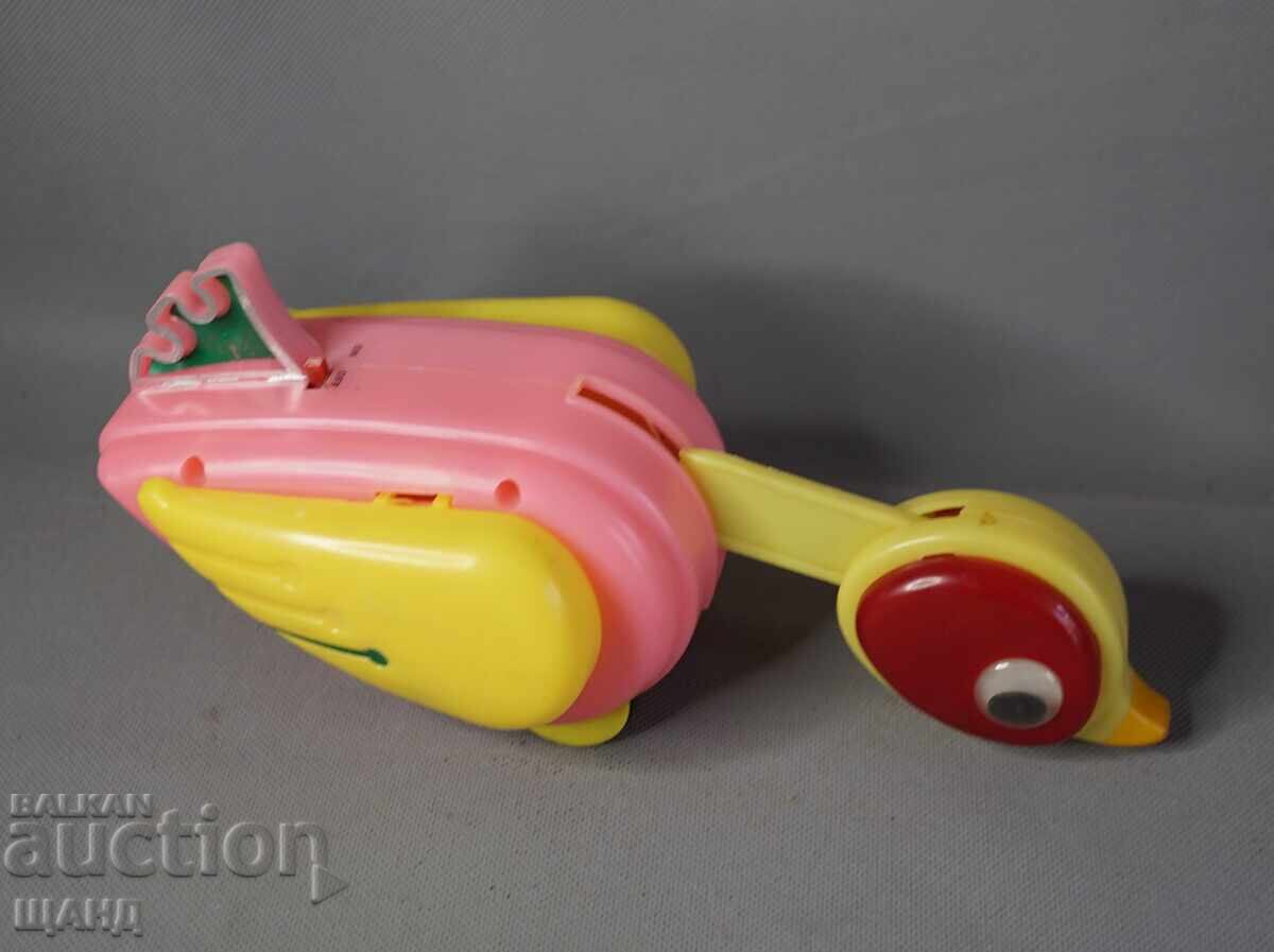 Licitație Jucărie chinezească veche din plastic, rață cu cutie Licitație Jucărie chinezească veche din plastic, rață cu cutie