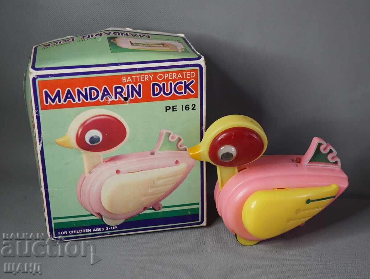 Jucărie chinezească veche din plastic, rață cu cutie Jucărie chinezească veche din plastic, rață cu cutie