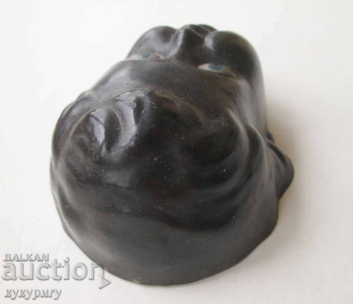 Cap vechi de păpușă neagră din papier-mâché cu preț € 55.00 | 107.57 BGN