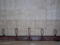 Cuier vechi primitiv din lemn și fier forjat