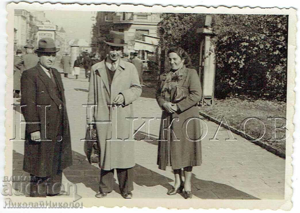 1942 МАЛКА СТАРА СНИМКА СОФИЯ КИНО „КАПИТОЛ“ ФОТО ТУЛЧА Ж556