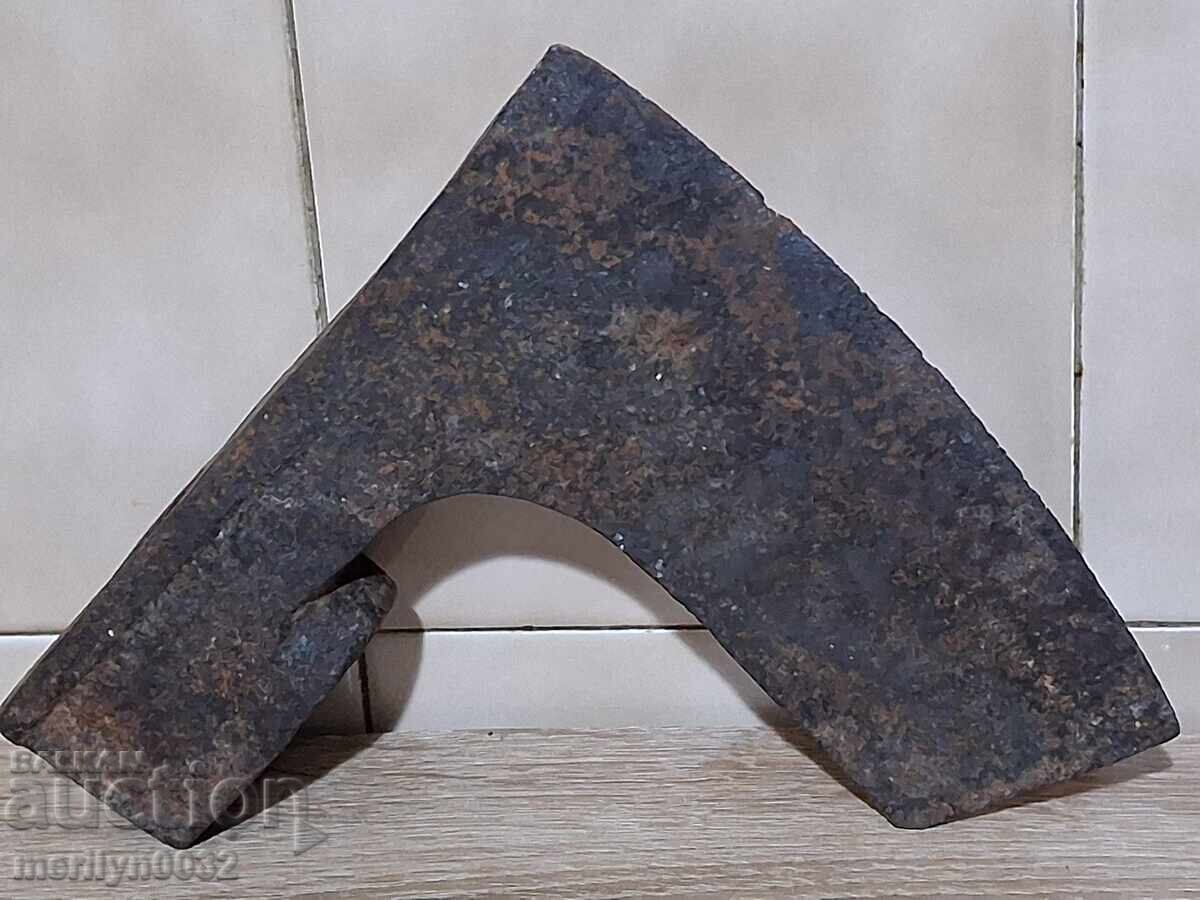 Vechi instrument de topor din fier forjat