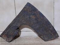 Vechi instrument de topor din fier forjat