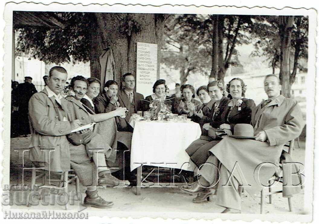 1939 MALKA STARA SNIMKA KARLOVO KHRANENE V RESTORANT ZH560