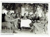 1939 SMALL OLD PHOTO KARLOVO SNACKING IN A RESTAURANT J560