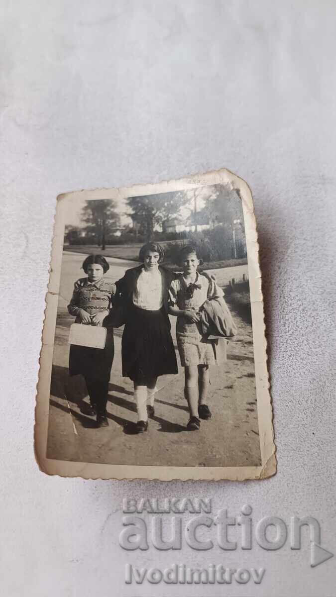 Снимка София Три момичета на разходка